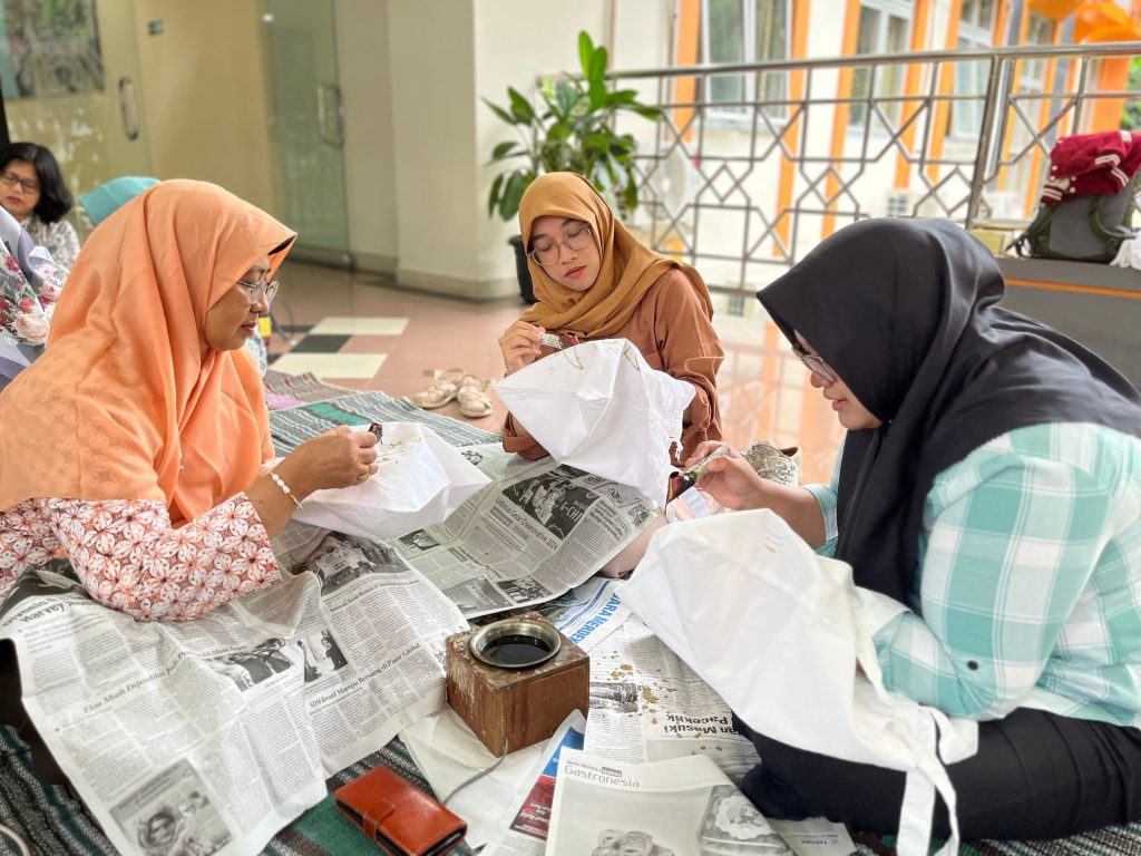 Proses Pelatihan Membatik Bersama Ibu Iin Windhi Indah Tjahjani, Pemilik Sanggar Cinta Batik Semarang.