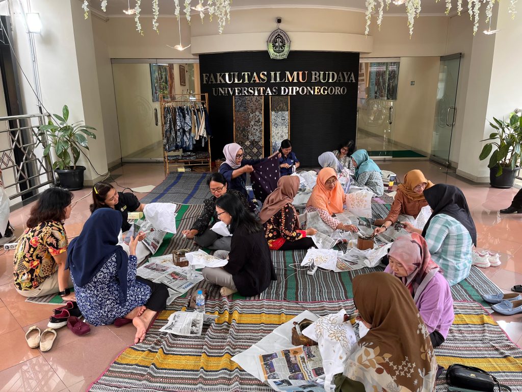 Proses Pelatihan Membatik Bersama Ibu Iin Windhi Indah Tjahjani, Pemilik Sanggar Cinta Batik Semarang.