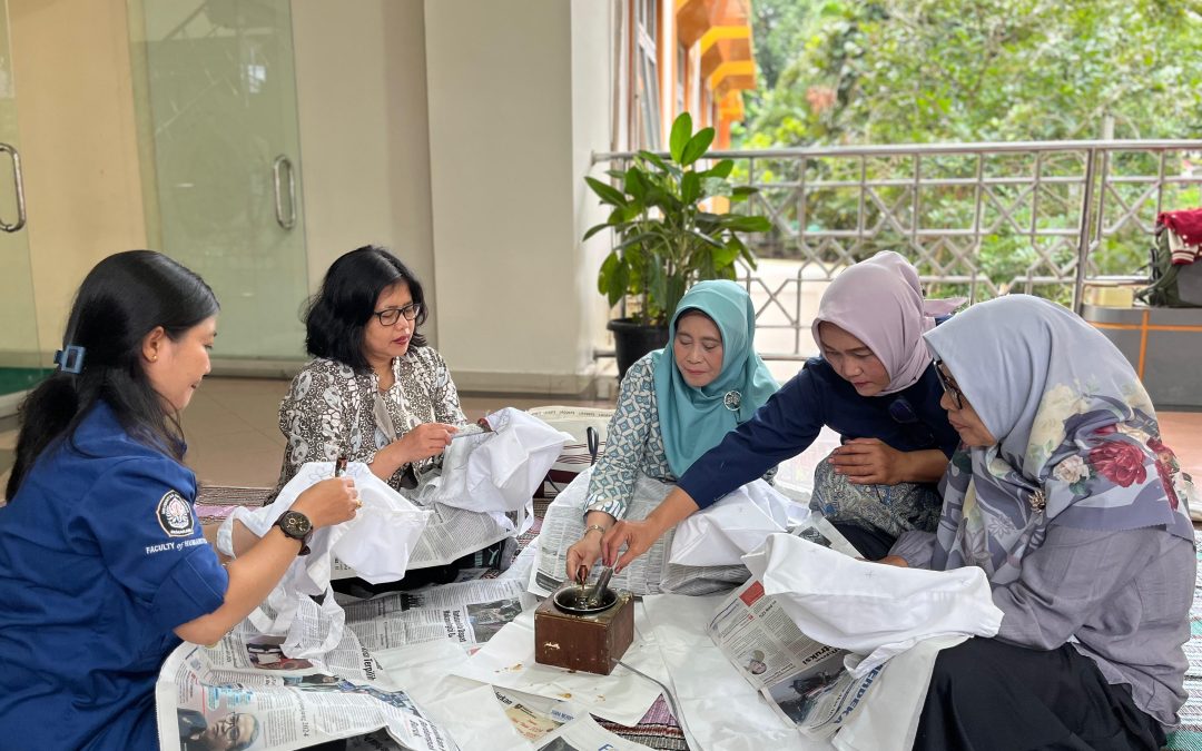 Proses Pelatihan Membatik Bersama Ibu Iin Windhi Indah Tjahjani, Pemilik Sanggar Cinta Batik Semarang.