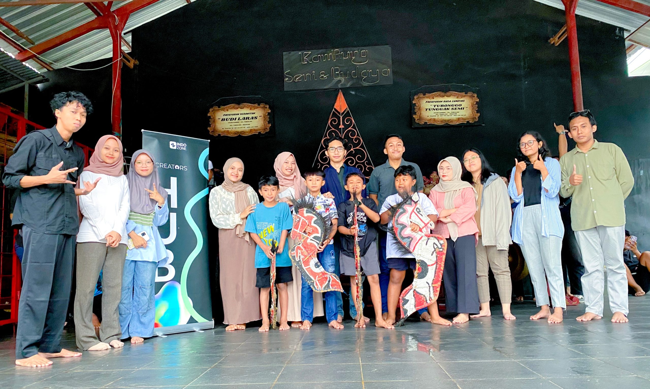 Mahasiswa Fakultas Ilmu Budaya (FIB) Universitas Diponegoro (Undip) yang tergabung dalam komunitas penulis ZCreators Indozone mengadakan kegiatan sosial berbagi takjil di Sanggar Seni dan Budaya Jurang Blimbing, Tembalang, Semarang pada Rabu, 19 Maret 2025.