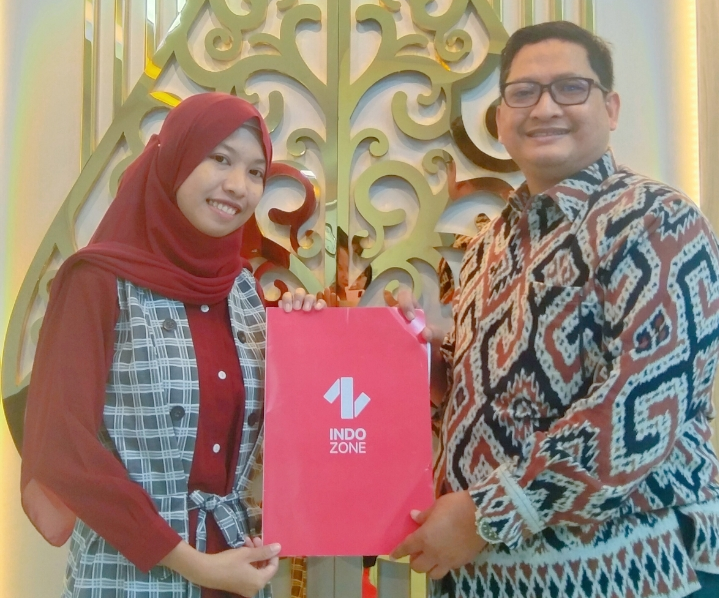 Kiri - Aulia Faradiva (Indozone) & Kanan - Prof. Dr. Alamsyah, M.Hum. (Dekan Fakultas Ilmu Budaya Universitas Diponegoro Semarang).