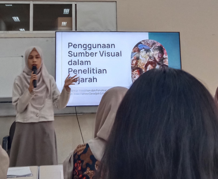 Keke Pahlevi Daradjati, S.Pd., M.A., dosen Sejarah FIB Undip ini menyampaikan materi mengenai "Penggunaan Sumber Visual dalam Penelitian Sejarah".