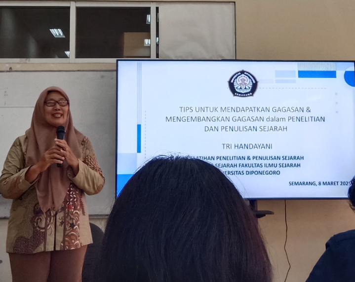 Dr. Tri Handayani, M.Si., dosen Sejarah Undip membawakan materi berjudul "Tips Untuk Mendapatkan Gagasan dan Mengembangkan Gagasan Dalam Penelitian dan Penulisan Sejarah".