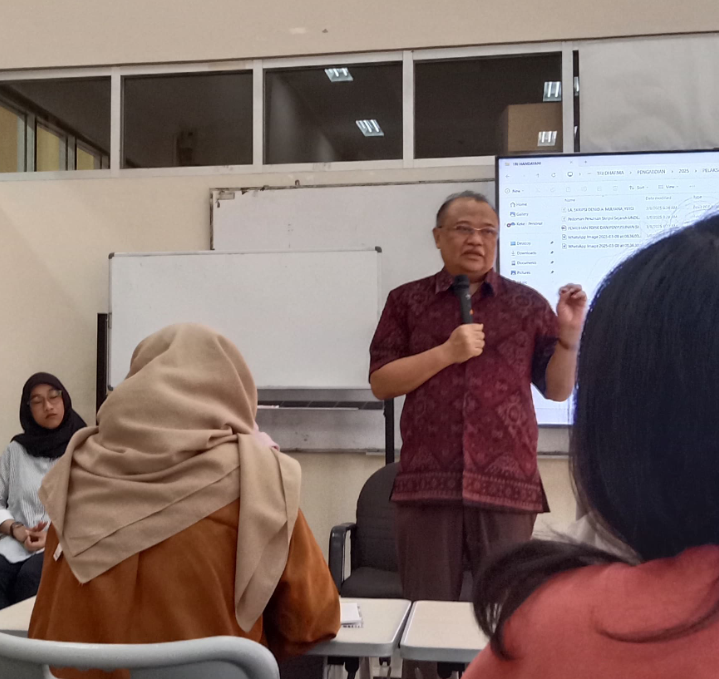 Acara "Pelatihan Penelitian dan Penulisan Sejarah" dibuka dengan sambutan oleh Prof. Dr. Dhanang Respati Puguh, M.Hum., Ketua Program Studi S1 Sejarah FIB Undip.