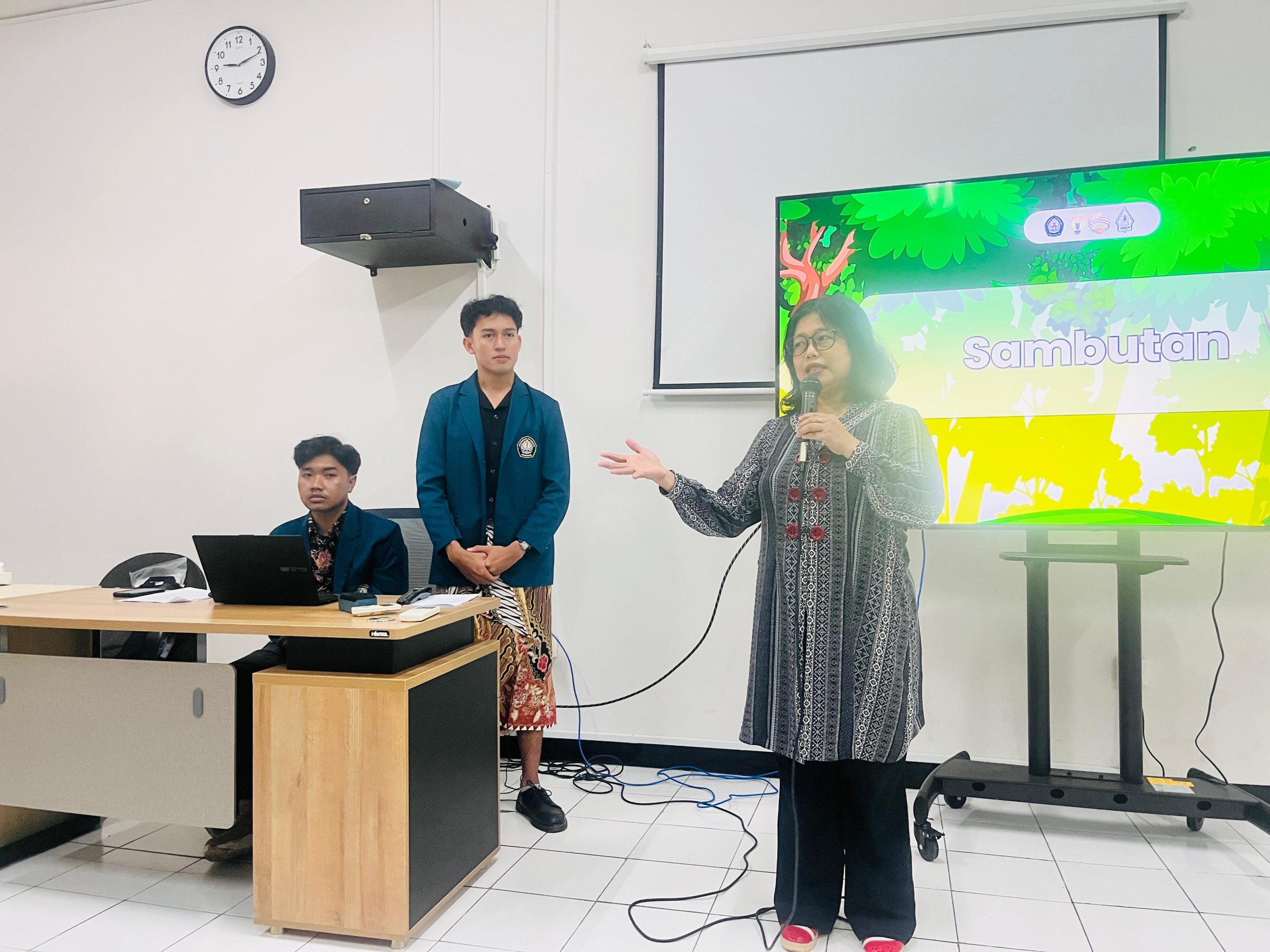 Wakil Dekan Akademik dan Kemahasiswaan FIB Undip, Eta Farmacelia Nurulhady, S.S., M.Hum., M.A., Ph.D.