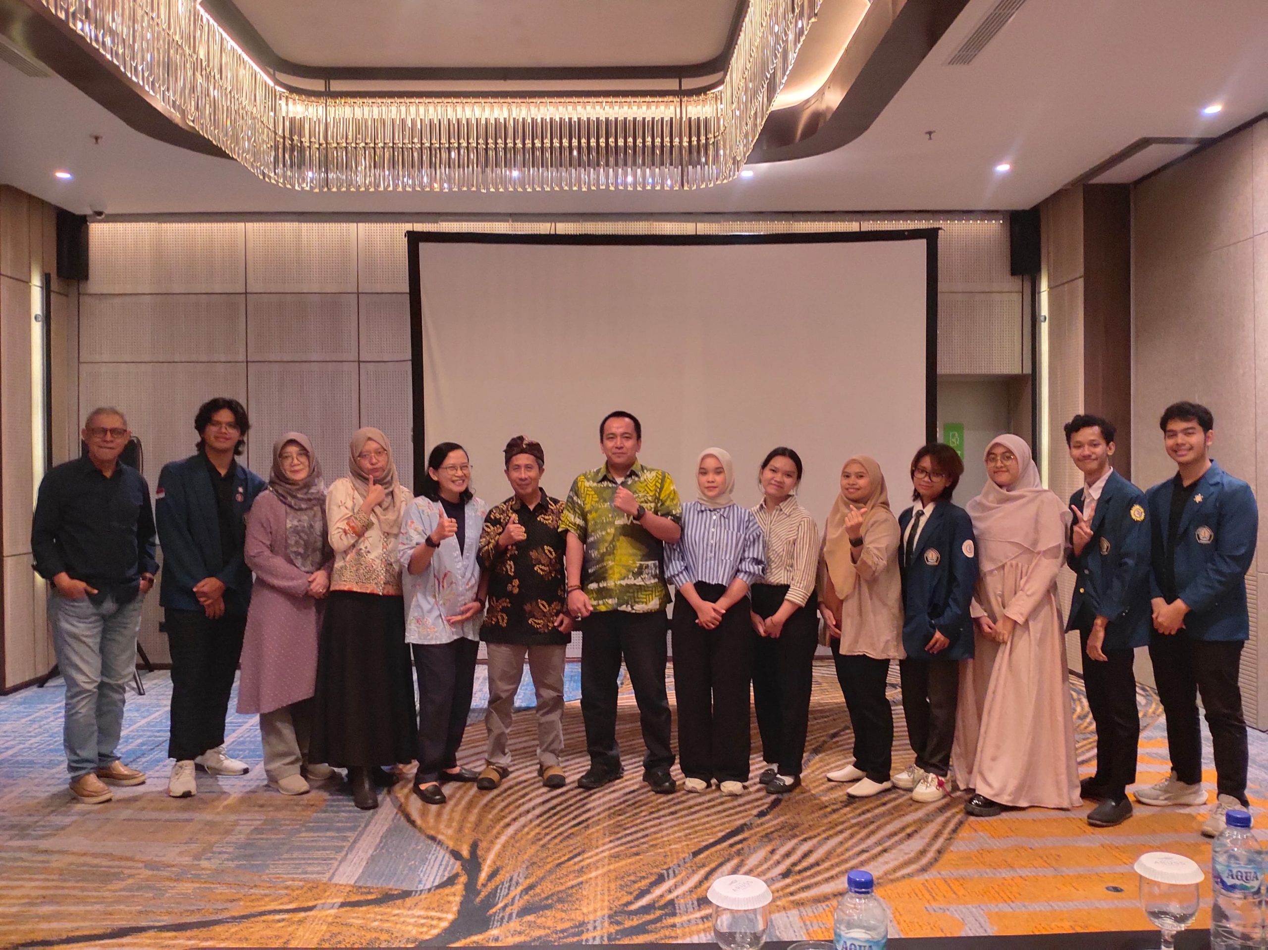 Dosen bersama mahasiswa FIB Undip di ICOCAS 2025.