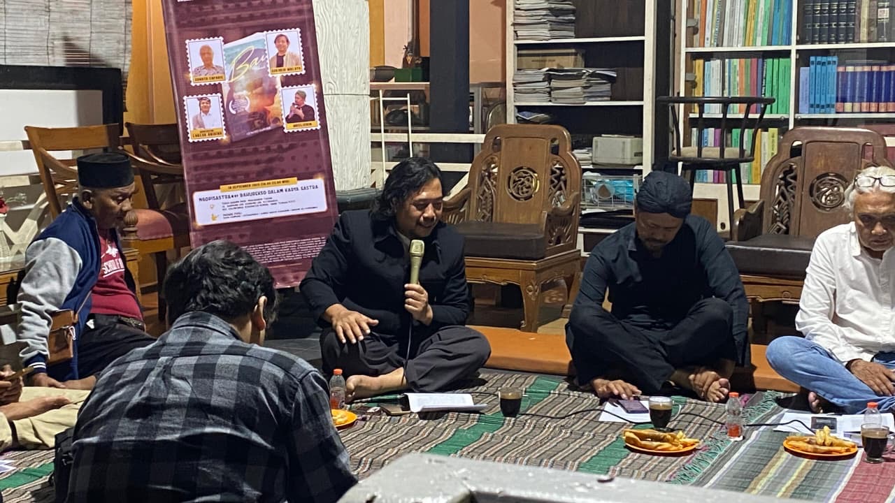 Sukarjo Waluyo dalam Diskusi Novel “Bau” di Teras Budaya Prof. Mudjahirin Thohir, Kaliwungu
