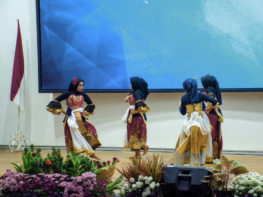 Tari Wanodya Tangkas oleh Mahasiswa FIB Undip.