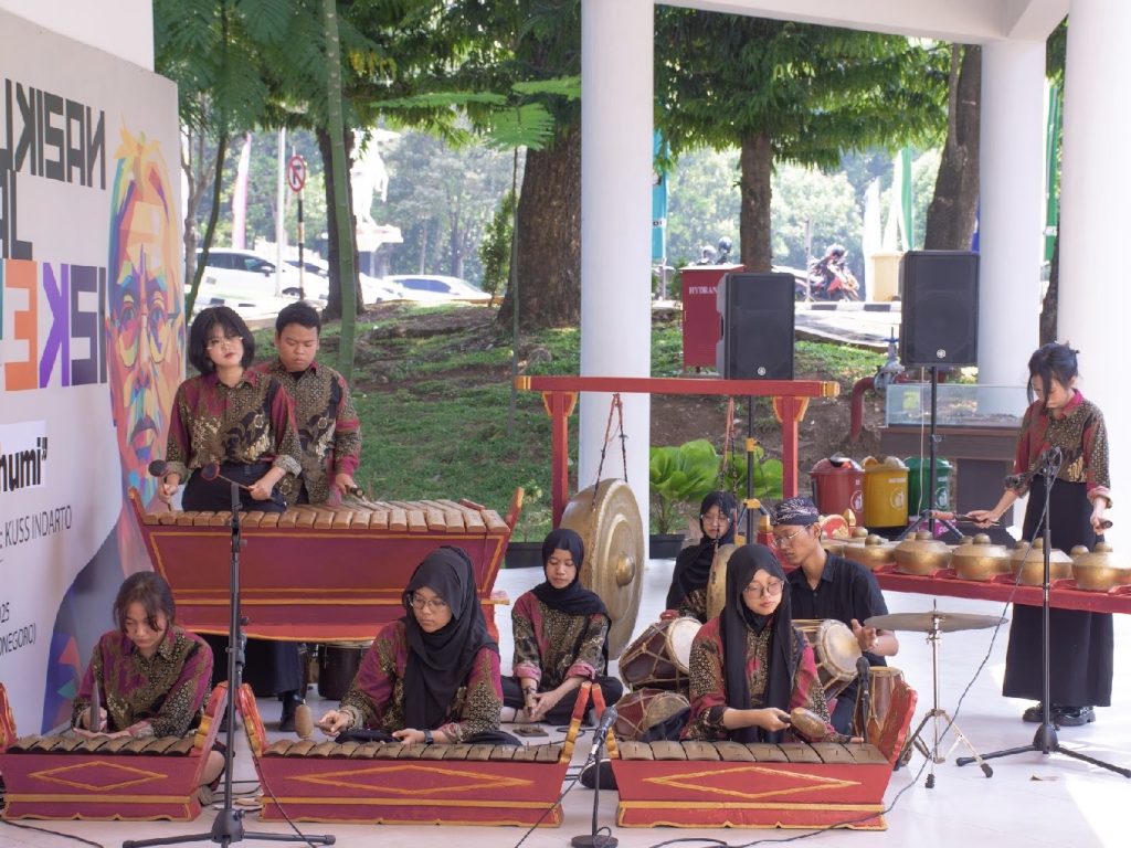Gambang Semarang oleh Mahasiswa FIB Undip.