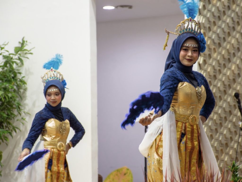 Tari Kuntulan oleh Mahasiswa FIB Undip.