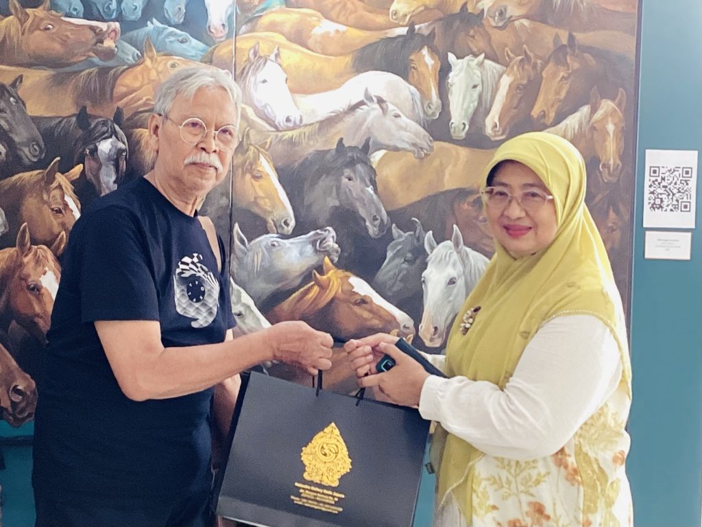 Penutupan Pameran “Jatmikaning Bumi” Karya Arie Jatmiko di FIB Undip