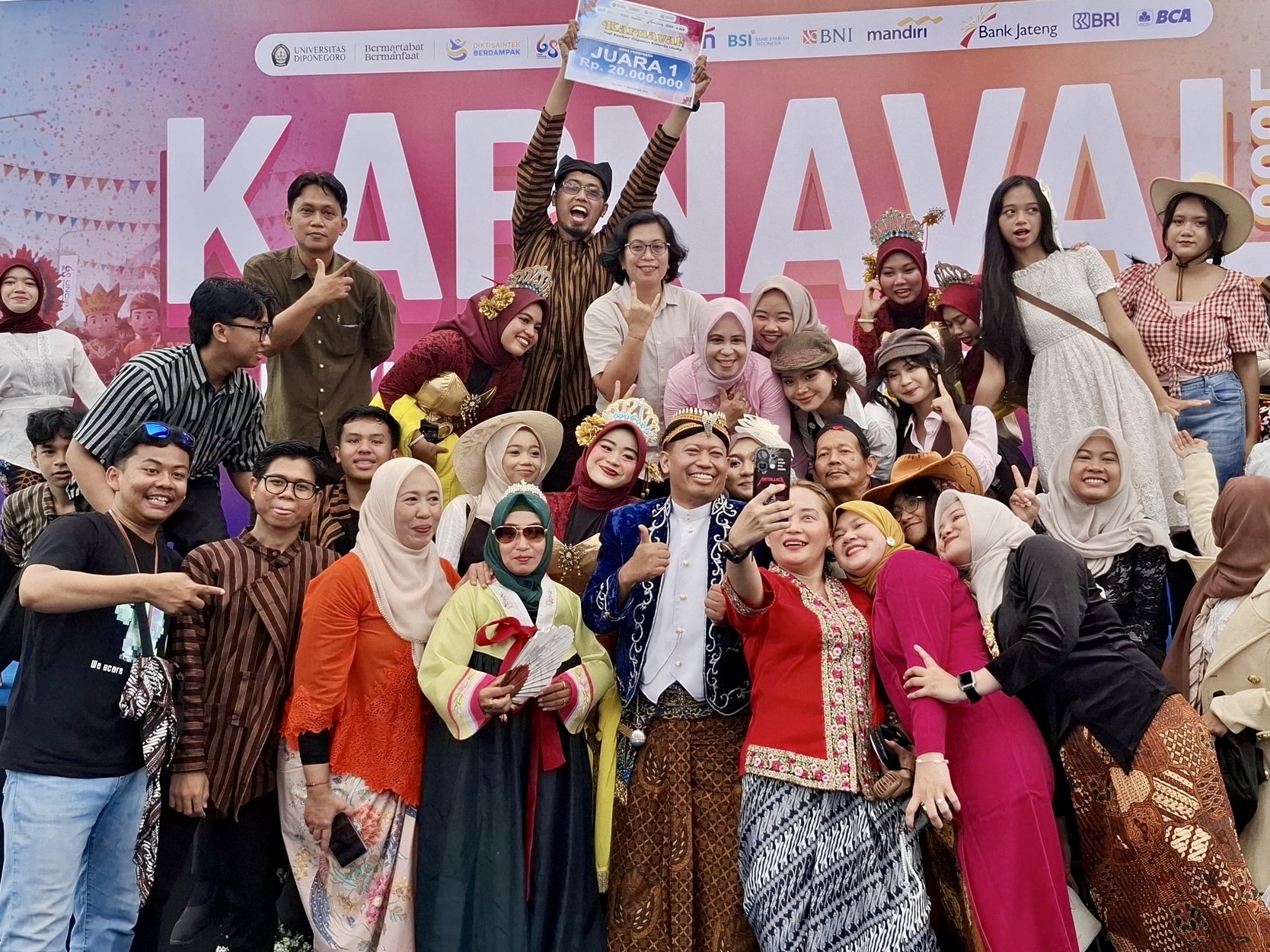FIB Undip Sukses Raih Juara 1 Karnaval Penutupan Dies Natalis ke-68.