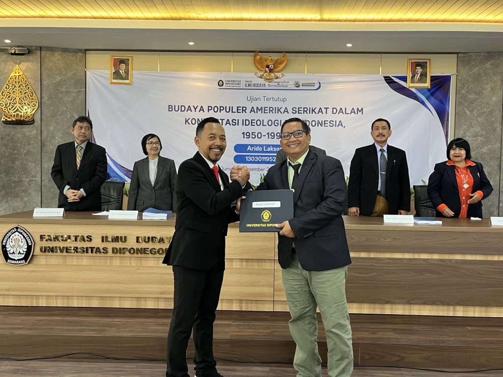 Sidang Disertasi Dr. Arido Laksono, S.S., M.Hum. (Foto: Humas FIB Undip)