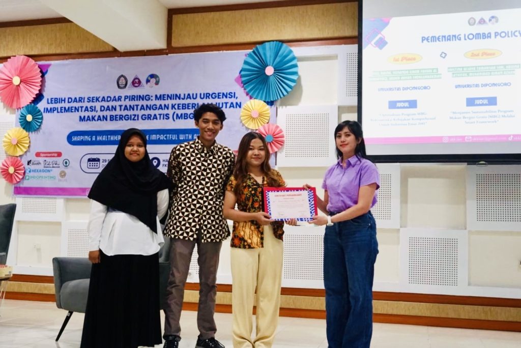 Mahasiswa FIB Undip, Muhammad Aiman Azhar dan Tim dari Fakultas lain di AKK Fair 2025. (Foto: Humas FIB Undip)