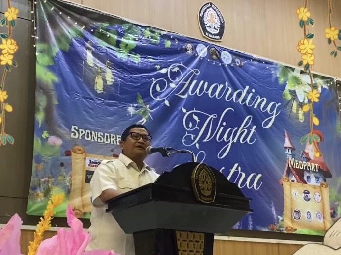 Dekan FIB Undip, Prof. Dr. Alamsyah, M.Hum., di Awarding Night Sastra 2025 (Foto: Instagram @awardingnightsastra2025)