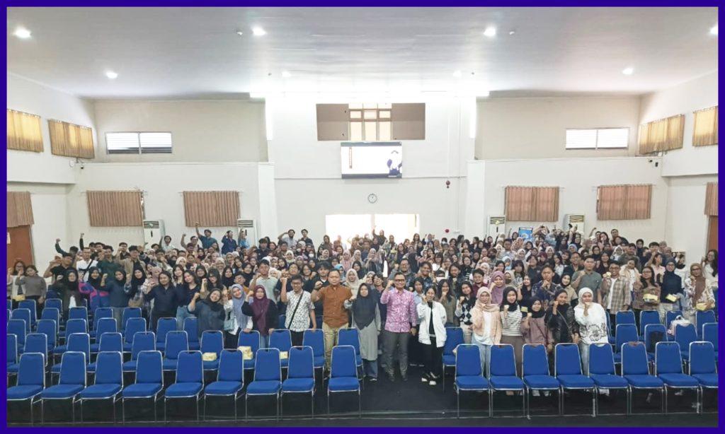FIB Undip menggelar Pelatihan Softskill bagi para calon wisudawan pada Senin (27/7) di Gedung Serbaguna FIB UNDIP. (Foto: Humas FIB Undip)